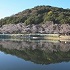 桜の花を纏った耳成山の姿を映す古池の画像