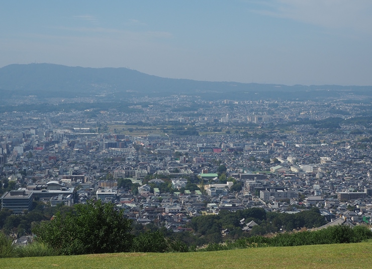 万葉歌人の愛した奈良の町を見下ろす若草山一重目の画像1