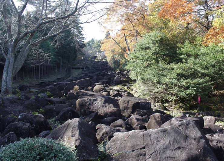 奇岩の連なる鍋倉渓の画像1
