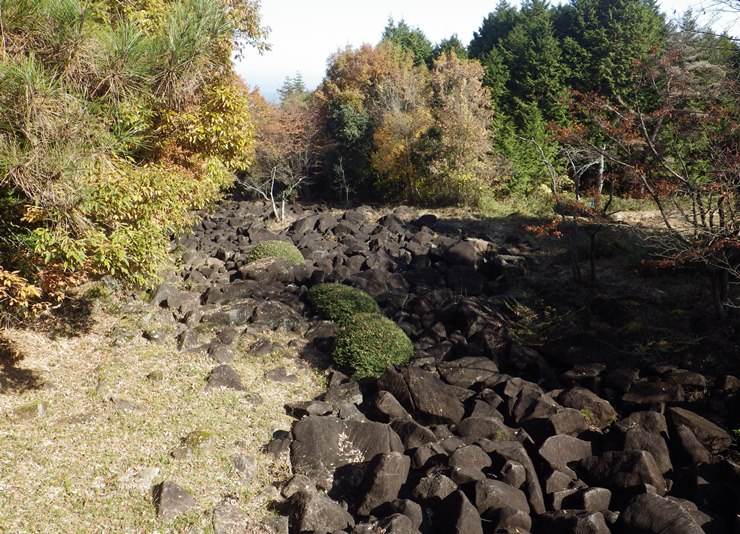 奇岩の連なる鍋倉渓の画像2