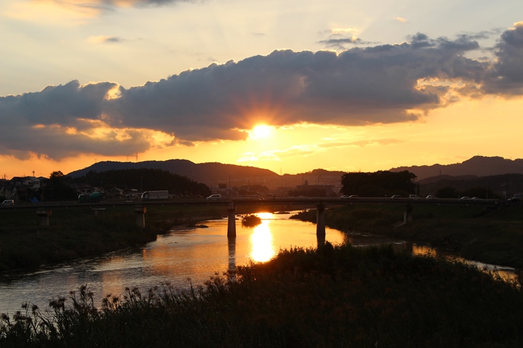 水運の歴史を感じさせる御幸橋の夕景の画像