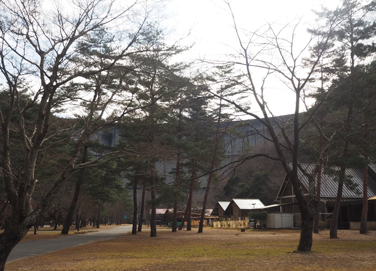 ダムの直下から見上げる池原ダムの画像