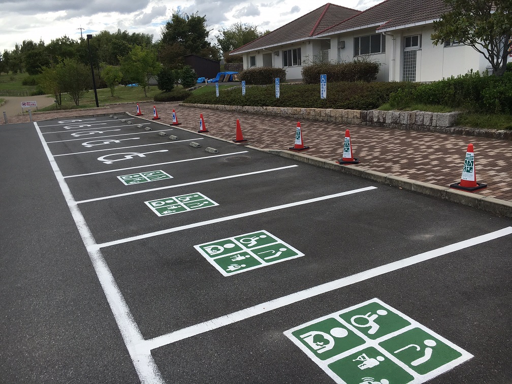 おもいやり駐車場（ちゅうしゃじょう）（馬見丘陵公園（うまみきゅうりょうこうえん））