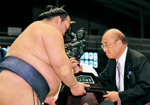 知事より稀勢の里関にトロフィーを贈呈