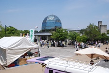 公園館前の賑わい