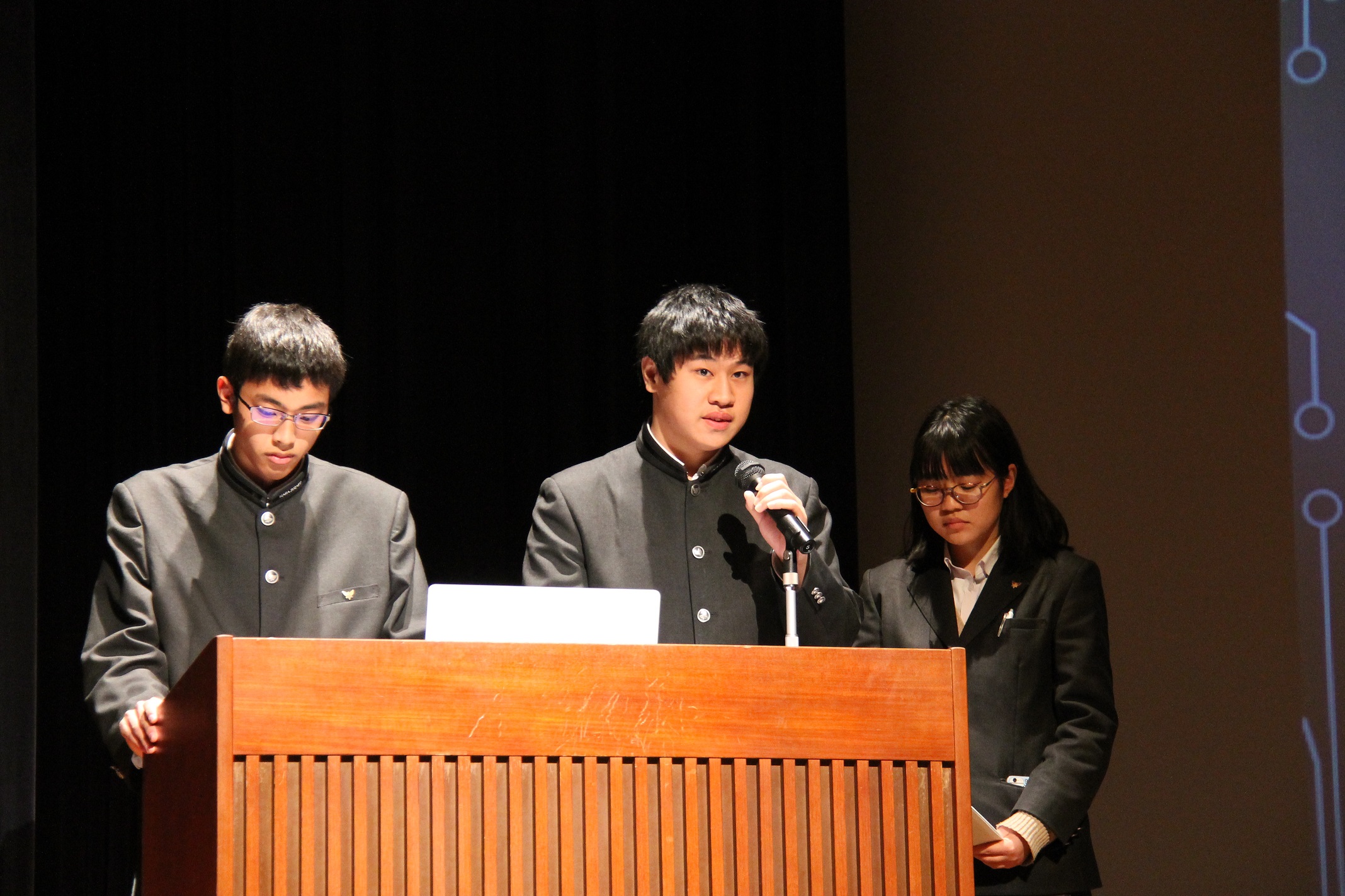 奈良朱雀高等学校の取組発表の様子
