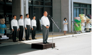 出発式であいさつする荒井知事