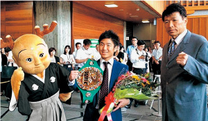 左からせんとくん、拳四朗選手、父で所属ジム会長の寺地永さん