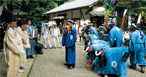 山口神社で行われる「ガクウチ」のようす