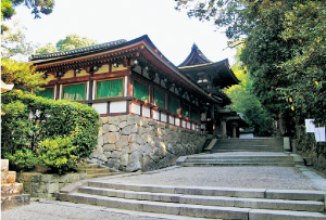 石上神宮拝殿を眺望する楼門前参道(天理市)