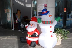 公園館のサンタと雪だるま