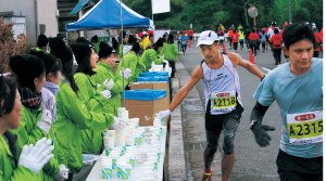 給水所でランナーを応援するボランティアの皆さん