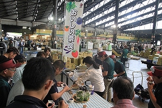 昨年6月の市場試食会のようす