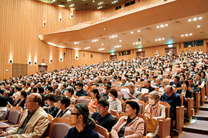 開講式に出席する受講生