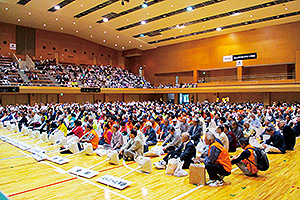 多くの参加者でにぎわう総合開会式