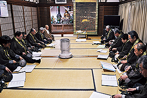 3月は室町時代から続く掛け軸の前で奉納（写真 大念佛寺）