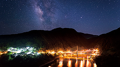 澄みきった空気のなか、夜空に広がる天の川