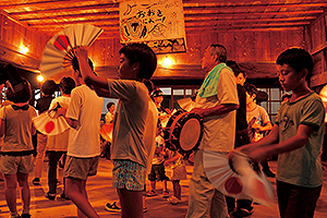 観光客も交えて楽しむ盆踊り