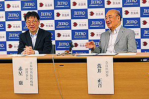 ジェトロの赤星副理事長と荒井知事の会見のようす