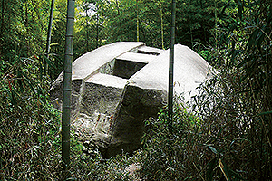 謎めく巨石「益田岩船」