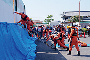 浸水した列車からの救出訓練