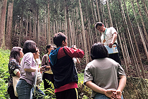 川上村の山林で説明を受ける