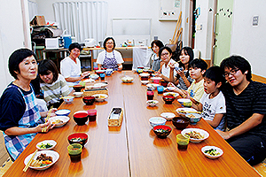 地域の子どもとボランティアさんが一緒に食卓を囲む