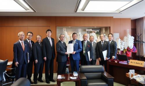 国交省大塚副大臣との手交