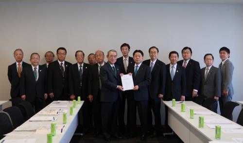 公明党北側副大臣との手交