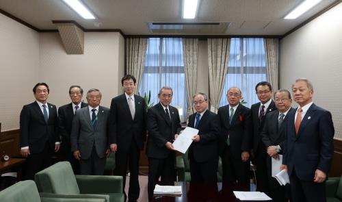 財務省岡本事務次官への手交写真