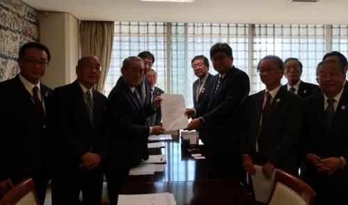 自民党萩生田幹事長との手交