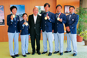 狩野真美選手、石橋唯今選手（南都銀行SHOOTING STARS）と霧下義貴選手、膳棚大剛選手と穴井善博コーチ（天理大学ベアーズ）