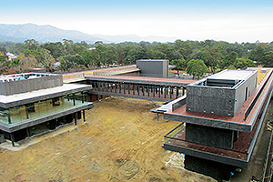 建設中の（仮称）登大路バスターミナル