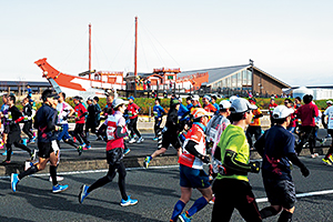 平城宮跡歴史公園の前を走るランナー