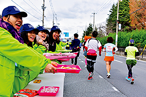 沿道でランナーを支えるボランティアのみなさん