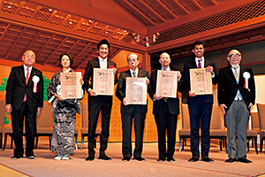 左から荒井知事、ノグチミエコさん、猪子寿之さん（teamLab代表）、福田康夫さん、リチャード E.ボールドウィンさん、フアディ・ピッスワンさん（故スリンさんご子息）、ERIA事務総長の西村さん