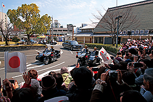 両陛下をお出迎えする人々（橿原神宮前駅）