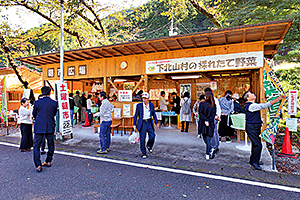 地域住民などでにぎわう土曜朝市