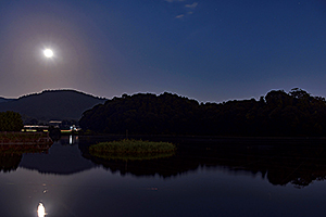 月に照らされた箸墓古墳と三輪山