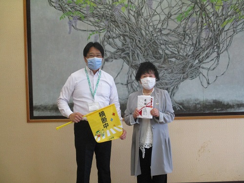 交通安全横断旗寄贈式の様子