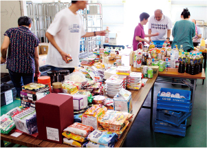 寄付された食品の仕分け作業