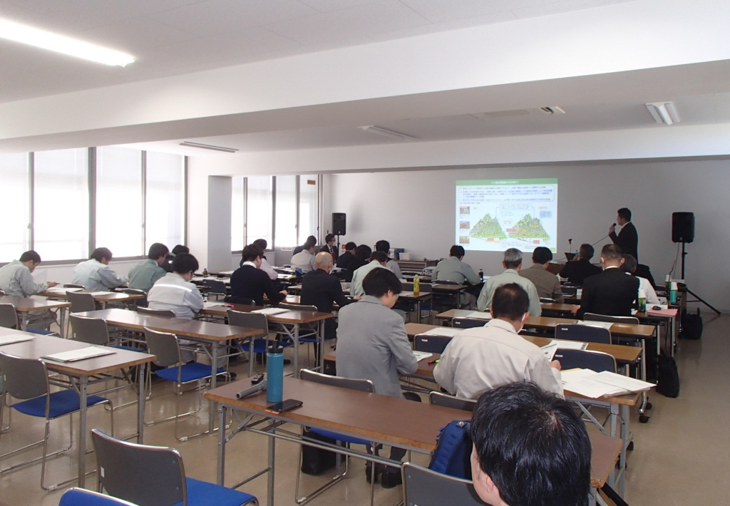 市町村への個別相談や全体会議の様子