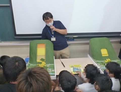 表層崩壊と深層崩壊の模型実演