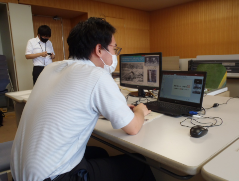 県庁から出前講座を配信する職員