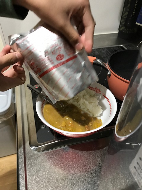 熱いので気をつけて盛り付け中です！