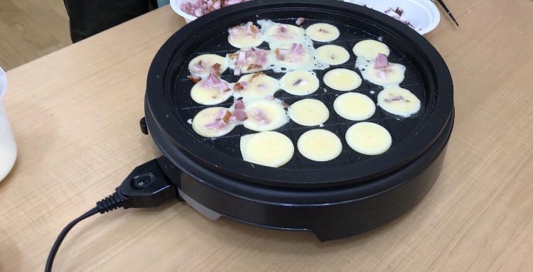 穴に収まるように注いでいます