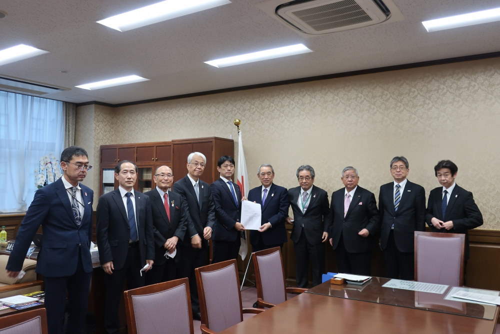 財務省高村大臣政務官との写真