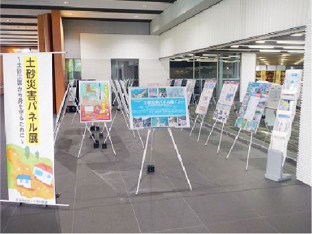 土砂災害パネル展(県立図書情報館)昨年度の様子