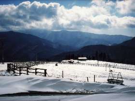 牧場と三峰山