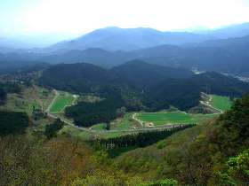 三峰頂上からの牧場